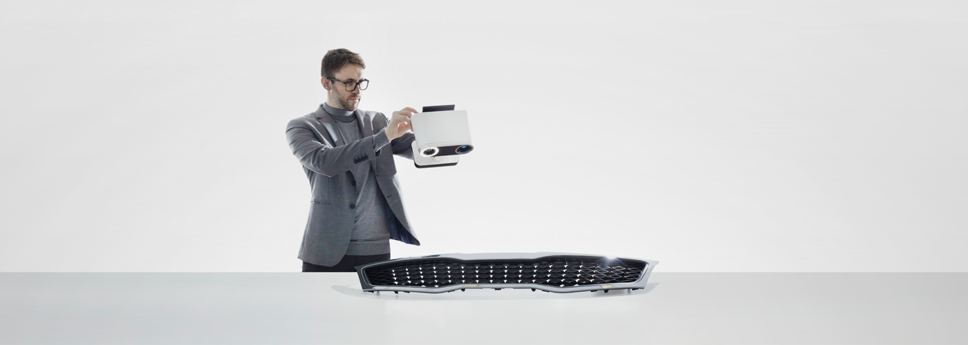 Leo scanning car grille