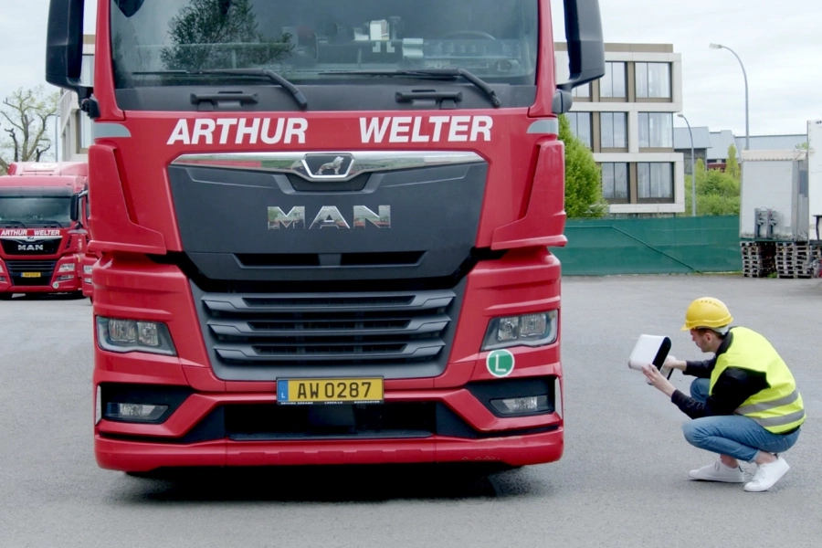 Artec Leo scanning semi truck